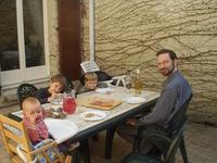 Notre nouvelle table de jardin, et les chaises qui vont avec (et les heureux utilisateurs) -- Cliquez pour voir l'image en entier